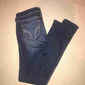 Mörkblå hollister jeans. Använda en del men i gott skick. 