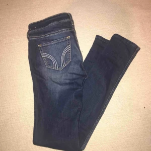  - Mörkblå hollister jeans. Använda en del men i gott skick. 