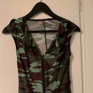  - Militärklänning ifrån roligaprylar, endast använd vid ett tillfälle under halloween förra året. Köpte för 379.