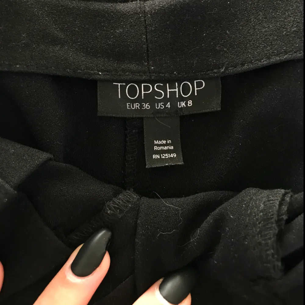 Super snygga svarta kostymbyxor, får en jätte fin passform. Köpta i London från topshop, använda ett par gånger men inga slitningar och är i fint skick! Säljes pga de blivit för korta.  . Jeans & Byxor.