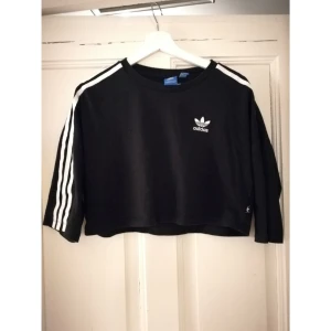 Adidas set - Adidas set, crop top och en midjehög kjol. 200kr tsm, köparen står för frakten, kan även mötas upp