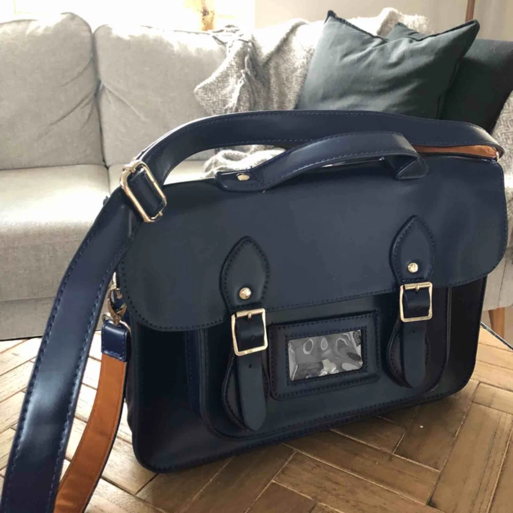Dark blue bag. Väskor.