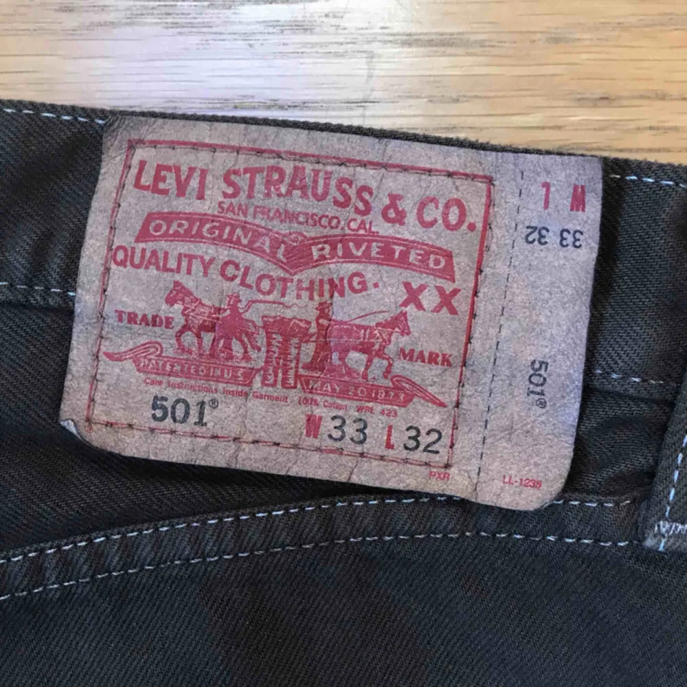 Så fina mörkbruna fransiga jeansshorts från Levi’s köpta på Brandy Melville sommar 2018. För stora för mig tyvärr, 33 i midjan.. Shorts.