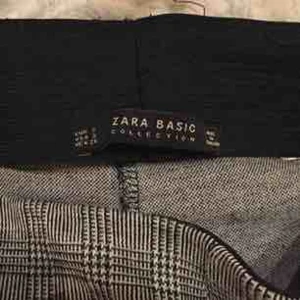  - Fina rutiga kostymbyxor från Zara. Passar både S och XS. Använda ett fåtal gånger och är i fint skick. Sitter tajt på hela benen. Säljer pga inte min stil. Köpare står för frakt :)