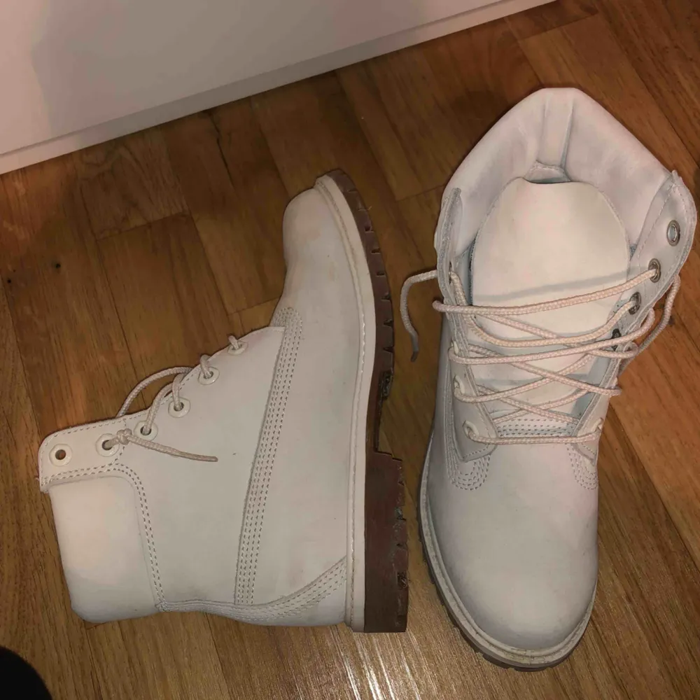 Använda engång, vita Timberlands i perfekt skick. Skor.