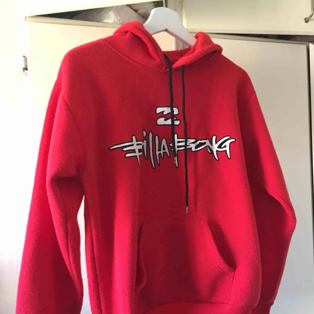 Jätteskön hoodie från Billabong, storlek M men skulle säga att den är mer S/XS. Detalj på huvan . Hoodies.