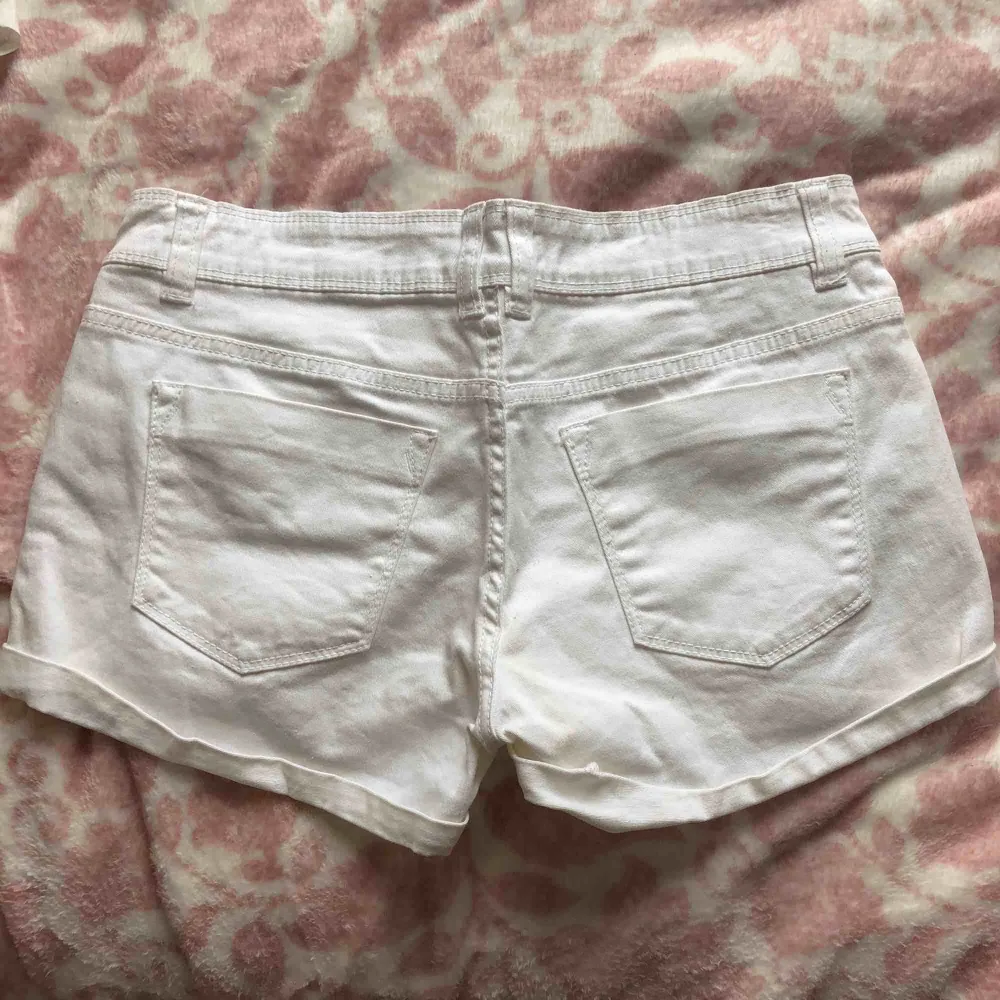 Snygga vita jeansshorts. Använda enstaka gånger. Fraktfritt  🌿. Shorts.