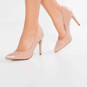  - SÖKER SÖKER SÖKER! Olika sorters klackar i storlek 40! Skriv!