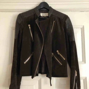  - Mockajacka från Mango i bikermodell. Sparsamt använd och i fint skick.