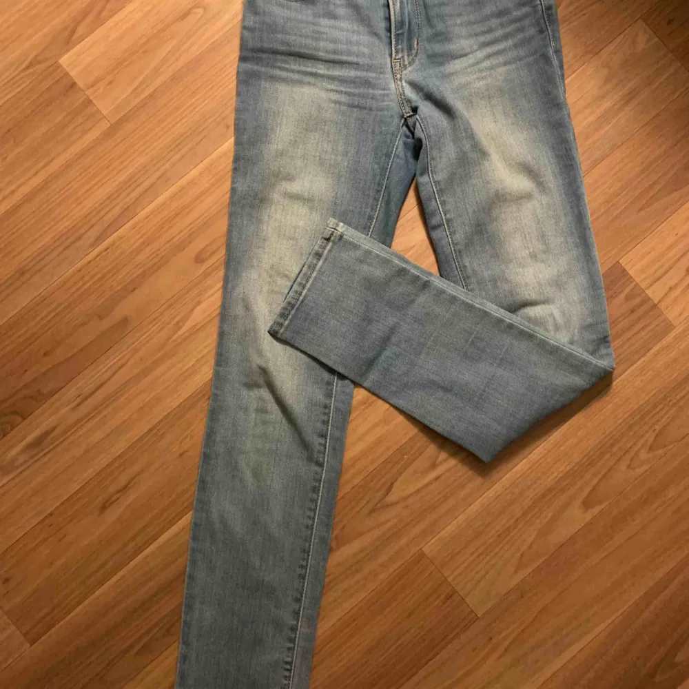 Supersnygga jeans från Levis, köpta i New York. Knappt använda. Strl 25. Jeans & Byxor.