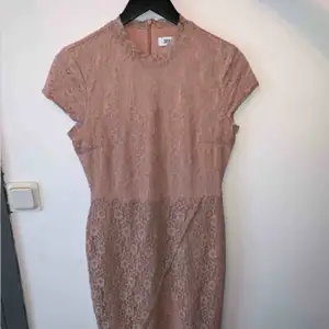 Ljusrosa spetsklänning, använd en kväll. Köpt för 1000 kr på MQ. Sitter som M/L