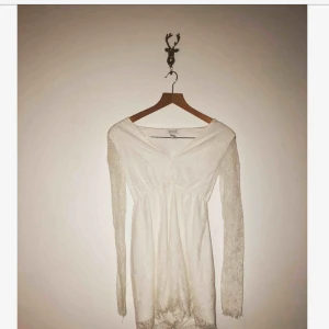  - Oanvänd playsuit i vit spets