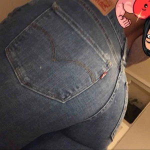  - Jätte fina flaired jeans från Levis i storlek 27, i bra skick. Köparen står för frakten🌹