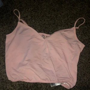  - Fint linne med spets på ryggen, från newyorker🌸. Oanvänt.