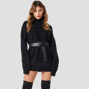  - Svart stickad klänning, sjukt snygg men jag har inte fått någon användning av den därför är den helt oanvänd med prislappar kvar. Passar xxs-s.