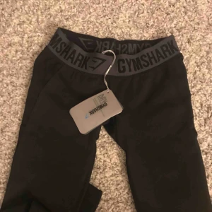  - Säljer dessa helt nya och oanvända gymshark tights (lappen, påsen och alla tags kvar) i strl XS, deras flex leggings! Nypris 600kr, mitt pris 450kr💖