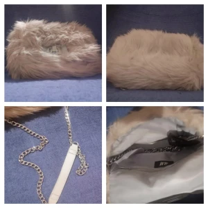  - Helt ny beige gullig och fluffig axelremsväska och clutch i mjuk pälsimitation från H&M. Avtagbar axelrem av metallkedja i silver med faux läder detalj. Har lock med metallspänne som går att vrida för att låsa. Insidan har grå foder samt innerficka. Mått ca B24XH16XD8 cm Inköpt på hm.com. Ej tillgänglig i butik. Nypris 299 kr. Säljs 69 kr plus frakt. Priset kan diskuteras vid en snabb affär. Avhämtning i Södertälje C/Skickar mot frak(Skicka lätt). Har Swish.Titta gärna på mina andra annonser. 10% av det jag säljer ger jag till välgörenhet genom targetaid.com, skickar screenshot med donationen 😊