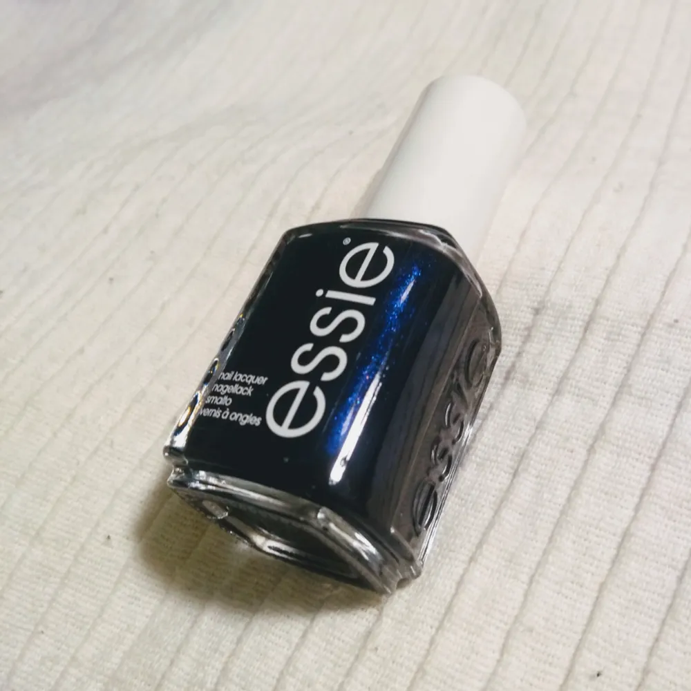 Oanvänt mörkblått nagellack från Essie. Färgen heter midnight cami.. Övrigt.
