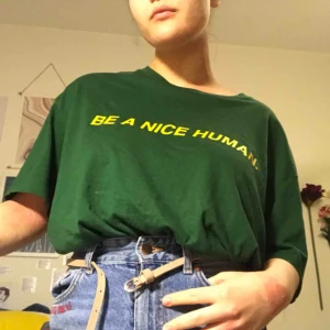 - fin tröja från Bershka med texten ”be a nice human” på. den är mörkgrön och är i nyskick.  🍃