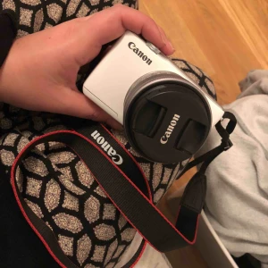  - En systemkamera som funkar super bra som vlogg kamera och även vardagliga bilder funkar super bra!  Endast använd några fåtal gånger då intresset inte funnits där. Nypris 3700kr