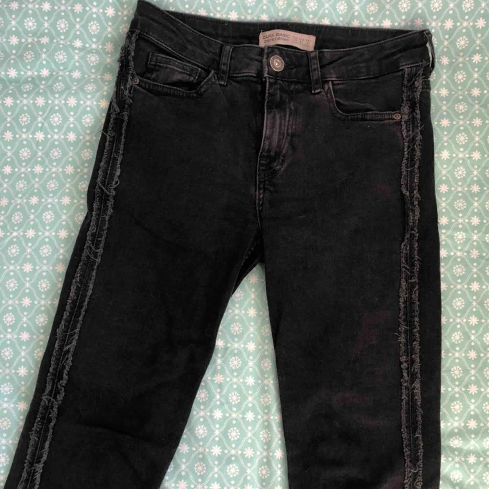 Gråa tajta jeans med detaljer på sidorna.. Jeans & Byxor.