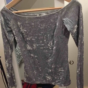  - Båtringad tröja från Ginatricot.OBS! Säljer endast till personer som kan ta sig till Helsingborg för att köpa, skickar inget via post.