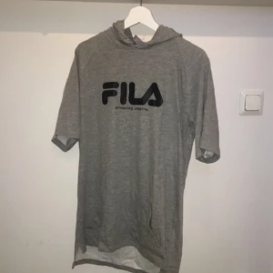  - Längre kortärmad fila tröja. Har en liten missfärgning vid luvan men det är inget som syns när man har den på sig