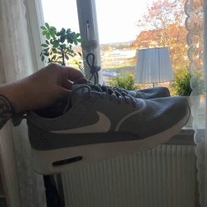  - Nike air max Thea. Provat dom en gång ute, mina fötter är för breda och jag fick ont av dem därför säljer jag dom. ☺️ köparen står för frakt! Nypris 1000kr.