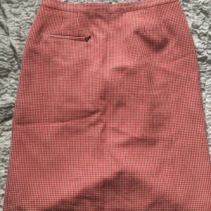 Rutig kjol - Knälång kjol köpt på secondhand. 