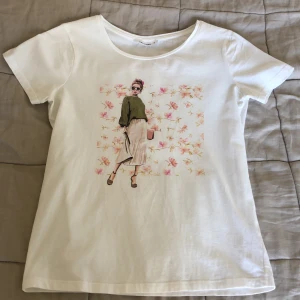 Snygg t-shirt  - Säljer en jättesnygg t-shirt med tryck på från märket Calliope, säljer pga att den används för lite . Jag möts upp i Stockholm eller fraktar mot att köper betalar fraktkostnaden 😁