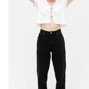 Säljer dessa snygga svarta jeans från Monki i modellen ”High Waist Balloon Leg” från kollektionen Taiki. Jeansen har används några gånger men är i ett väldigt bra skick! Orginalpris 400 kr💞