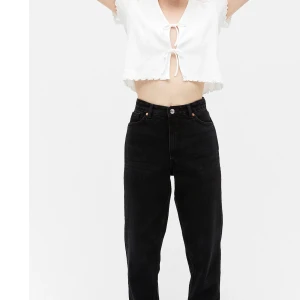 Jeans  - Säljer dessa snygga svarta jeans från Monki i modellen ”High Waist Balloon Leg” från kollektionen Taiki. Jeansen har används några gånger men är i ett väldigt bra skick! Orginalpris 400 kr💞