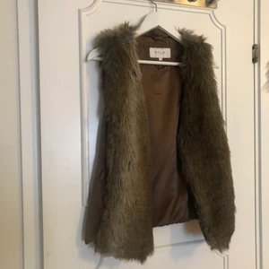 Jättefin pälsväst i otroligt bra skick  - Jättefin pälsväst från Vila i otroligt bra skick. Endast använd två gånger i kortare tillfällen. Möts upp i Stockholm eller fraktas (frakt är ej inkluderad i priset).