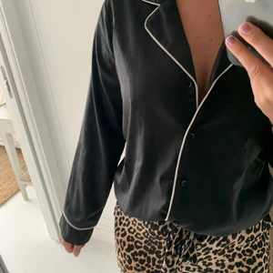 Super snygg sidenskjorta - Pyjamas inspererad siden skjorta som är skitsnygg till fest, köpt i Köpenhamn på magazine, knappt använd, nypris 600 mitt pris 400