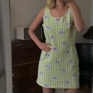 Blommig sommarklänning - Söt klänning med ljusgrönt mönster! Stretchigt tyg så passar XS - L beroende på önskad passform. Hör av er om ni har frågor. Möts på södermalm. Frakt tillkommer!💞💞💞