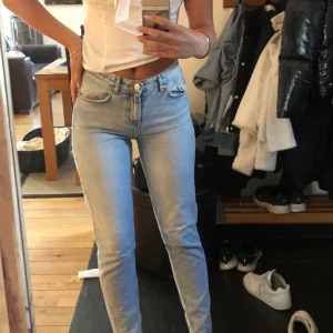Mom jeans - Säljer mina gamla favorit jeans från bikbok, sitter jättebra då jag sytt in dom i midjan med resår. Jag är ca 170 lång och byxorna är st xs/s