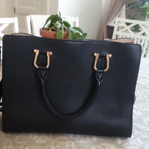 Väska  - Har använt två gånger , bra skick som ny , du betalar frakten  , det går bra att mötas upp 