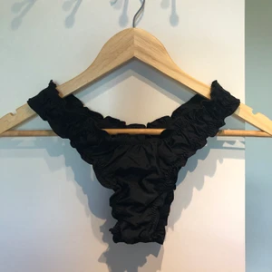 Oanvänd bikiniunderdel! - Säljer denna endast provade (med underkläder under) bikiniunderdel, skyddsremsan är kvar🥰 strl M och visar precis lagom mycket hud!