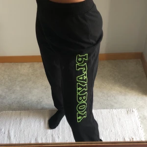 Playboy sweatpants  - Svinsnygga highwaist Playboy x Missguided mjukisbyxor inköpta på plick för ett tag sedan. Kommer tyvärr inte till användning vilket är synd då dom verkligen är så snygga! Frakten är spårbar och inkluderad i priset🤼‍♂️