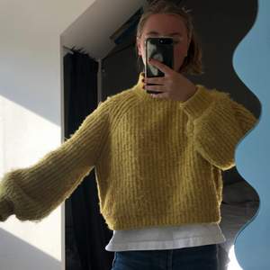 Säljer denna stickade tröjan i en skitfin gul färg! Super skön och varm. Köpt på zara i vintras men kommer inte till användning längre💕 köparen står för frakten🦋
