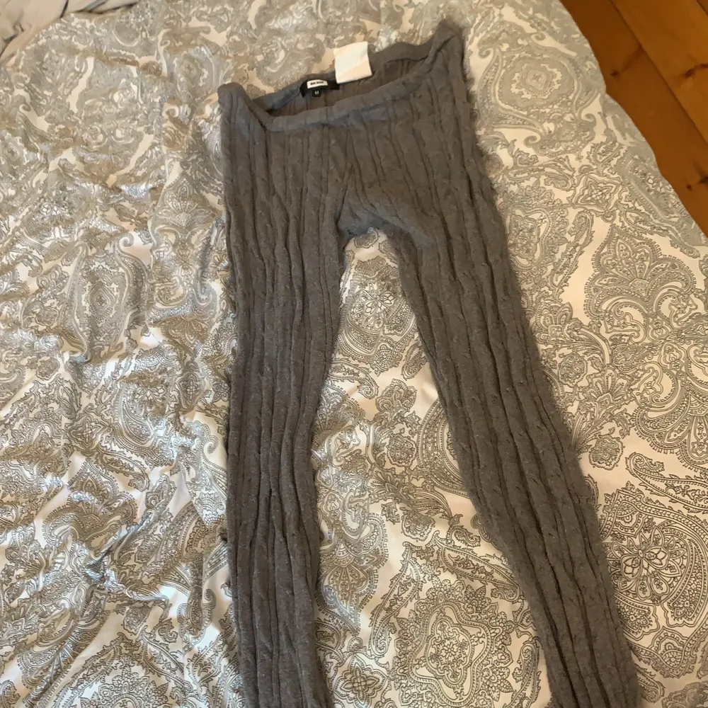 Ett par gråa strumpbyxor som är stretchiga från bik bok. . Jeans & Byxor.