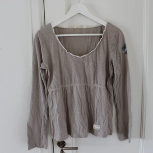 Odd Molly topp - Beige långärmad Odd Molly topp i fint skick. 🤍 Köparen står för frakt. Hör av dig om fler bilder önskas eller om du har någon annan fråga.