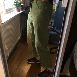 Polar 93 cords gröna byxor - JÄTTEFINA Gröna högkvalite corduroy byxor från Polar 💚 Nypris 1200kr. Säljer för att de e för korta för mig😩. Notera att byxorna har en cool skater ovanför byxfickan😎. Byxorna är i 28W och 30 Längd, som referens är jag 184cm. Frakt är gratis😚