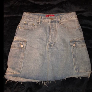 JEANSKJOL - En assnygg mini jeanskjol. Helt ny med prislapp kvar