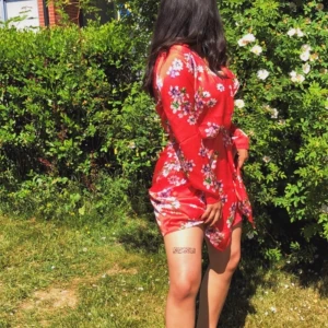 Sommar klänning  - Satinklänning, kort, blommig och charmig💕 sitter perfekt kring bröst och midja, sätter sig fint runt rumpan! 