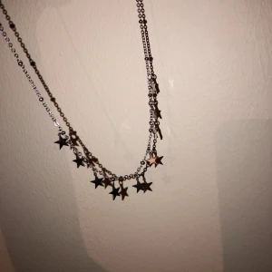 Halsband med stjärnor - Halsband som aldrig används! Precis som nytt! 65kr inklusive frakt 