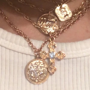 Halsband från bohoo - Säljer mina halsband från bohoo. Korset är ett halsband och resten är tre st som sitter ihop. Säljer alla för 200:)