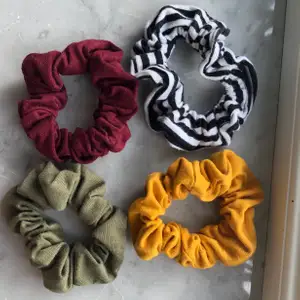 Säljer dessa fyra scrunchies som är gjorda i ett superskönt mjukt material från monki!💓