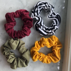 scrunchies - Säljer dessa fyra scrunchies som är gjorda i ett superskönt mjukt material från monki!💓