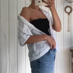 Linneskjorta - Säljer denna vita kortärmade linneskjortan som va från XS-L beroende på hur man vill att den sitter. Superfin på sommaren över typ en bikini 🦋